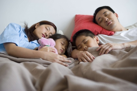 Đứa trẻ ngủ với mẹ và ngủ với bố lớn lên có tính cách khác hẳn nhau, cho con ngủ cùng ai là tốt nhất?
