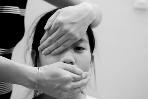 Bi kịch của những đứa trẻ bị bạo hành: Chúng sẽ lớn lên thế nào trong nỗi sợ về tình thân méo mó?