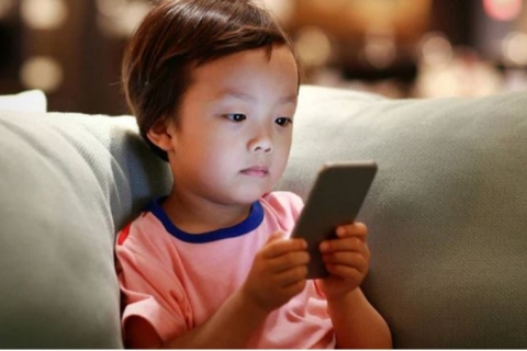 Muốn nuôi dạy con ‘thông minh, giỏi giang’, cha mẹ cần tránh 4 câu ra lệnh này khi thấy chúng thích ôm máy tính hay smartphone cả ngày
