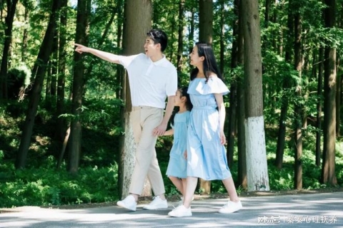 Trẻ em của 3 gia đình này đi đến đâu cũng được quý mến: Bố mẹ nên "đầu tư" cho con từ sớm