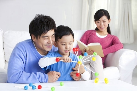 Một kiểu giáo dục cha mẹ ngày nay xa lánh, giáo sư nói: Lúc cần phải dùng, nếu không tương lai con cái u tối