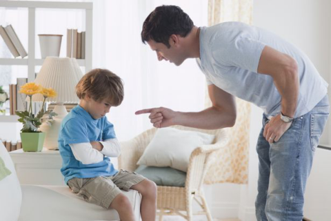 3 câu nói buột miệng của cha mẹ trong lúc nóng giận vô tình tổn thương tinh thần con trẻ: Không phải lúc nào cũng “lời nói gió bay”, bát nước đổ đi không thể lấy lại