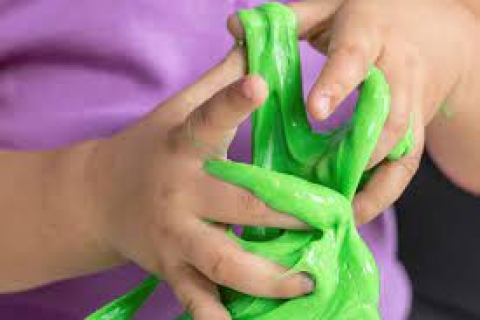 Cảnh báo đồ chơi 'chất dẻo ma quái' slime chứa nhiều chất độc, gây đau đầu, hôn mê ở trẻ em