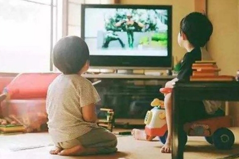 Bộ não trẻ thích xem TV, điện thoại và trẻ thích đọc sách lớn lên có sự khác biệt lớn, cha mẹ cần lưu ý