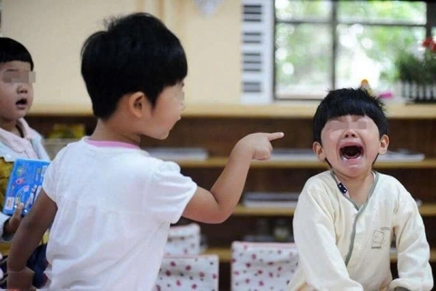 Khi trẻ bị bắt nạt ở trường, cha mẹ đừng chỉ dạy con “nói với giáo viên” mà hãy áp dụng 3 điều này