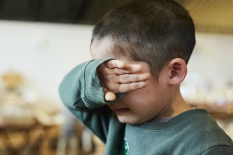 3 câu nói bâng quơ nhưng cho thấy con đang "cầu cứu", cha mẹ cần bảo vệ con ngay!