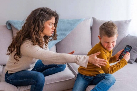 Khi trẻ đang ở trạng thái này, cha mẹ KHÔNG cho con tiếp xúc với điện thoại: Đọc ngay để không huỷ hoại tương lai con